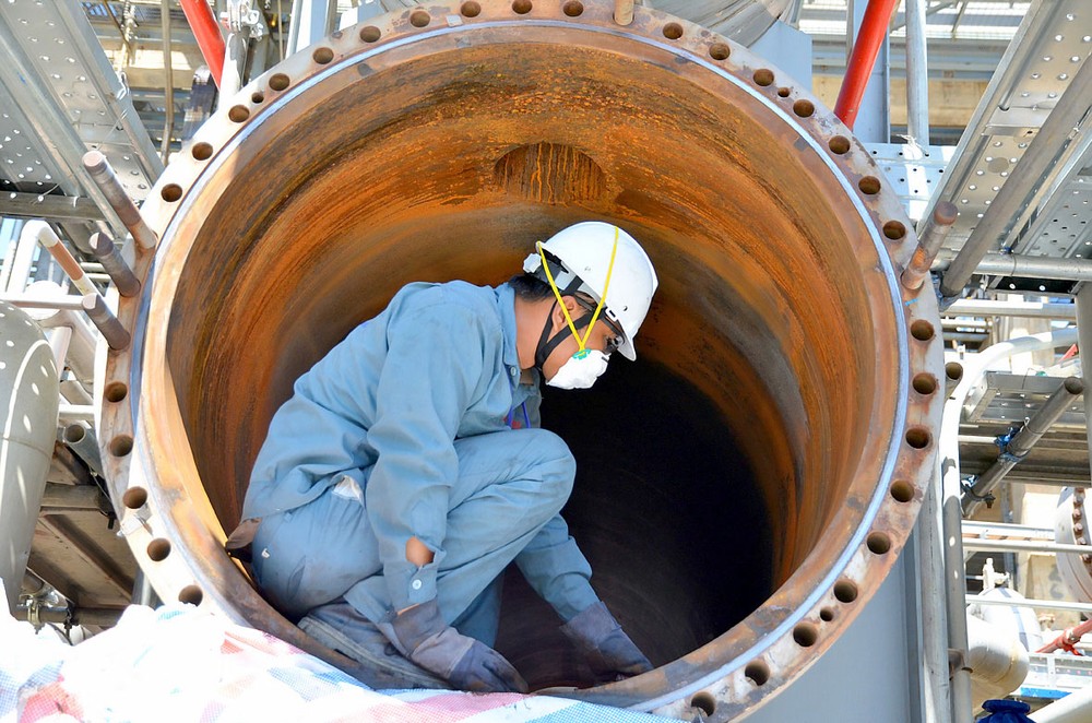A maintenance man works in the vacuum distillation unit of Dung Quat refinery, Quang Ngai Province (Photo: SGGP)